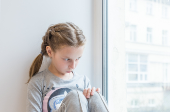 Limonade over de laptop, een bal door het raam: zo zorg je dat je gezin goed verzekerd is
