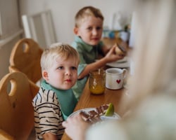 Nooit meer strijd aan tafel? Deze bewezen methode maakt van elk kind een makkelijke eter