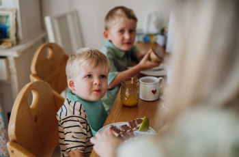 Nooit meer strijd aan tafel? Deze bewezen methode maakt van elk kind een makkelijke eter