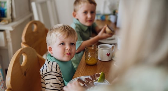 Nooit meer strijd aan tafel? Deze bewezen methode maakt van elk kind een makkelijke eter