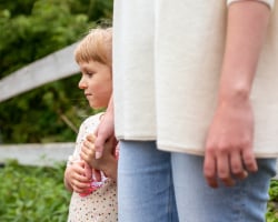 Help, mijn kind is verlegen! Zo ondersteun je je kind zonder te pushen