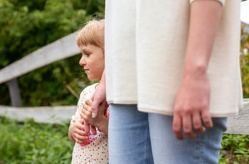 Help, mijn kind is verlegen! Zo ondersteun je je kind zonder te pushen