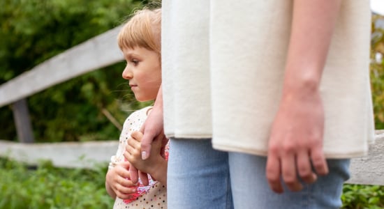 Help, mijn kind is verlegen! Zo ondersteun je je kind zonder te pushen