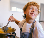 Je kind veilig leren snijden in de keuken: zo pak je het aan