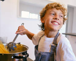 Je kind veilig leren snijden in de keuken: zo pak je het aan