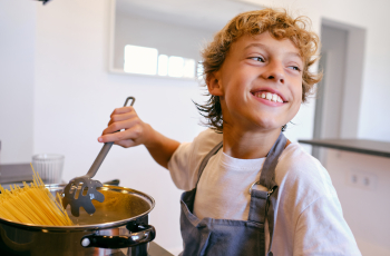Je kind veilig leren snijden in de keuken: zo pak je het aan