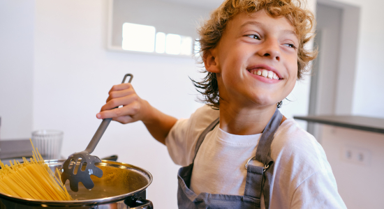 Je kind veilig leren snijden in de keuken: zo pak je het aan