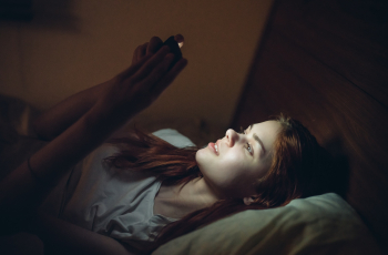 De eeuwige strijd: waarom pubers altijd te laat naar bed gaan (en in de ochtend zo moe zijn)