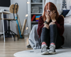 Je kind onder druk? Zo herken je schoolstress bij tieners (en wat je kunt doen)