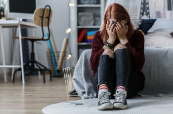 Je kind onder druk? Zo herken je schoolstress bij tieners (en wat je kunt doen)