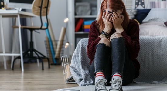 Je kind onder druk? Zo herken je schoolstress bij tieners (en wat je kunt doen)