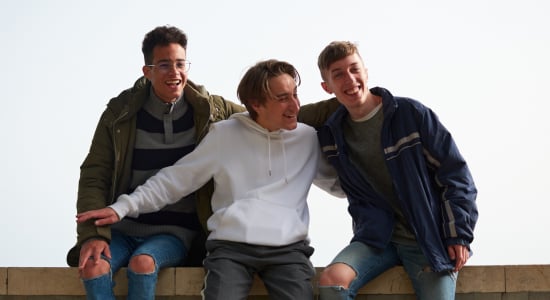 Slechte vrienden? Zo herken je negatieve invloeden in de vriendengroep van je kind