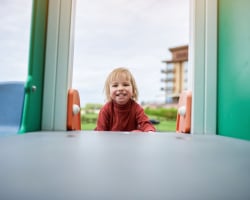 Waarom het juist goed is dat je peuter overal op klimt en klautert