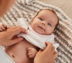 Waarom sommige baby’s altijd spugen (en of je je zorgen moet maken)