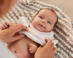 Waarom sommige baby’s altijd spugen (en of je je zorgen moet maken)
