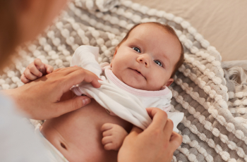 Waarom sommige baby’s altijd spugen (en of je je zorgen moet maken)