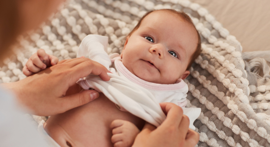Waarom sommige baby’s altijd spugen (en of je je zorgen moet maken)