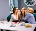 Lotte (37) kon haar oren niet geloven: ‘De moeders op school roddelden dat ik iets had met een vader’