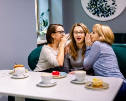 Lotte (37) kon haar oren niet geloven: ‘De moeders op school roddelden dat ik iets had met een vader’