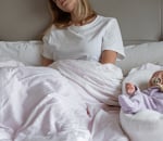 Saar (31): ‘Mijn kraamverzorgster liep zomaar mijn slaapkamer binnen en toen gebeurde het gênantste ooit’