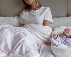 Saar (31): ‘Mijn kraamverzorgster liep zomaar mijn slaapkamer binnen en toen gebeurde het gênantste ooit’