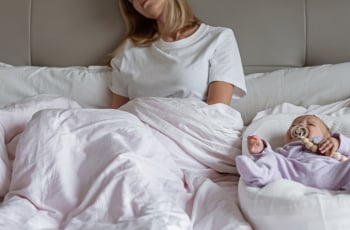 Saar (31): ‘Mijn kraamverzorgster liep zomaar mijn slaapkamer binnen en toen gebeurde het gênantste ooit’