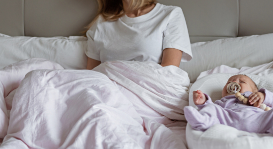 Saar (31): ‘Mijn kraamverzorgster liep zomaar mijn slaapkamer binnen en toen gebeurde het gênantste ooit’