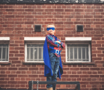 Kim (29) had zich vergist in de dag: ‘Ik dacht dat het verkleeddag was en bracht mijn kind als superman naar school’