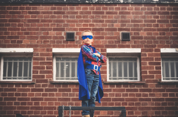 Kim (29) had zich vergist in de dag: ‘Ik dacht dat het verkleeddag was en bracht mijn kind als superman naar school’