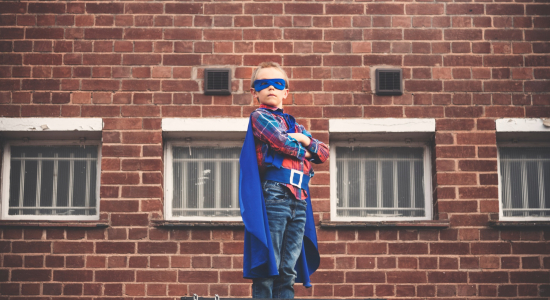 Kim (29) had zich vergist in de dag: ‘Ik dacht dat het verkleeddag was en bracht mijn kind als superman naar school’