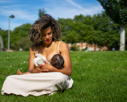 Beau (30) was in shock: ‘Ik gaf borstvoeding op een bankje en werd uitgescholden door een voorbijganger'