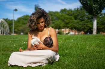 Beau (30) was in shock: ‘Ik gaf borstvoeding op een bankje en werd uitgescholden door een voorbijganger'