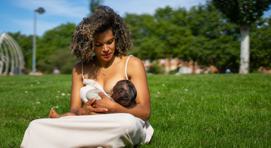Beau (30) was in shock: ‘Ik gaf borstvoeding op een bankje en werd uitgescholden door een voorbijganger'