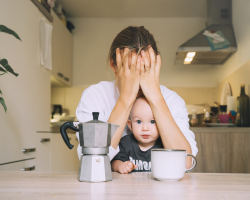 Liesje(40): 'Ik heb spijt dat ik moeder ben geworden maar dat ga je natuurlijk niet op het schoolplein zeggen'