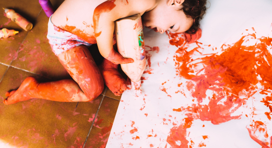 Eva (32): 'Ik was ‘heel even’ boven en toen ik terugkwam had mijn peuter het huis veranderd in een kunstwerk'