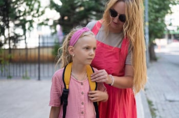 Iris (35): 'Mijn dochter werd niet uitgenodigd voor een feestje en toen ontdekte ik waarom'