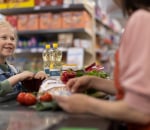 Kim (41) schaamde zich dood: ‘Mijn kind drukte op de noodknop in een winkel en de hele zaak werd ontruimd’