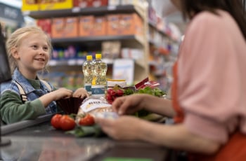 Kim (41) schaamde zich dood: ‘Mijn kind drukte op de noodknop in een winkel en de hele zaak werd ontruimd’