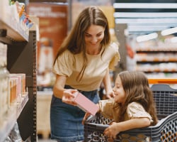 Nina (33): 'Mijn kind riep iets vreselijk gênants in de supermarkt en iedereen draaide zich om'
