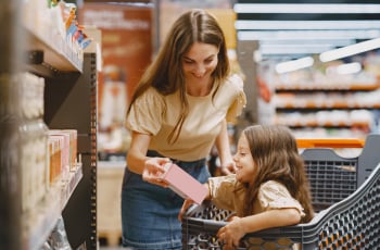 Nina (33): 'Mijn kind riep iets vreselijk gênants in de supermarkt en iedereen draaide zich om'