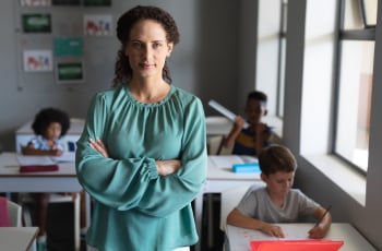 Sanne (38) schaamde zich dood: ‘Mijn kind vroeg keihard waarom de juf een snor had’