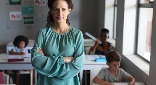 Sanne (38) schaamde zich dood: ‘Mijn kind vroeg keihard waarom de juf een snor had’