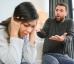 Naomi (39): 'Mijn vriend zei dat hij geld had gespaard voor onze gezinsvakantie maar hij had elke euro aan crypto uitgegeven'