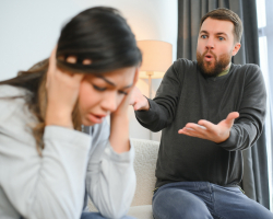 Naomi (39): 'Mijn vriend zei dat hij geld had gespaard voor onze gezinsvakantie maar hij had elke euro aan crypto uitgegeven'