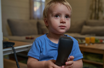 Norah (36) kreeg een inzinking: 'Mijn zoon vond het een goed idee om ALLE afstandsbedieningen in huis in een pan water te leggen, omdat hij ze wilde wassen'