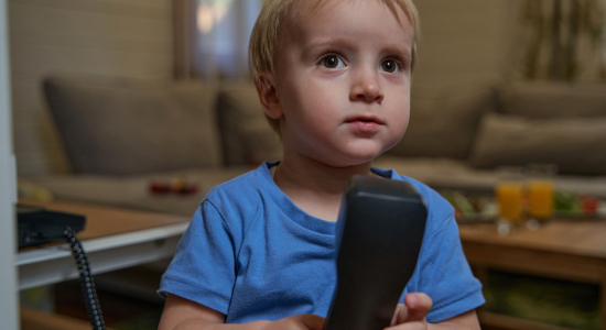 Norah (36) kreeg een inzinking: 'Mijn zoon vond het een goed idee om ALLE afstandsbedieningen in huis in een pan water te leggen, omdat hij ze wilde wassen'