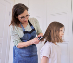 Lotte (34): 'Ik wilde geld besparen en knipte het haar van mijn kind zelf.. en dat liep helemaal mis’