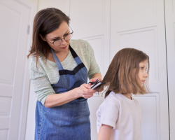 Lotte (34): 'Ik wilde geld besparen en knipte het haar van mijn kind zelf.. en dat liep helemaal mis’
