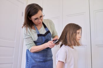 Lotte (34): 'Ik wilde geld besparen en knipte het haar van mijn kind zelf.. en dat liep helemaal mis’