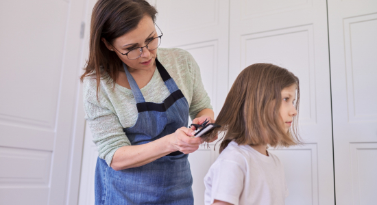 Lotte (34): 'Ik wilde geld besparen en knipte het haar van mijn kind zelf.. en dat liep helemaal mis’